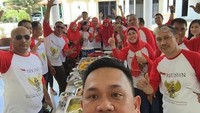 Mengabadikan dengan selfie, ini momen makan santai Farhat Abbas bareng teman-teman saat makanan prasmanan. Foto: Istimewa