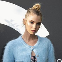 Cardigan tersebut hadir dalam material dengan tekstur yang seperti bulu sehingga tetap meninggalkan kesan mewah pada penampilan Stella. (Foto: Getty Images)