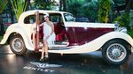 Gadis Cantik dan Mobil Klasik