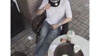 Momen yang ia bagikan ini membuktikan bahwa pria yang kini berusia 25 tahun itu memang penggemar kopi. Kopi dijadikan sebagai asupan kafein hariannya. Foto: Instagram sontungmtp