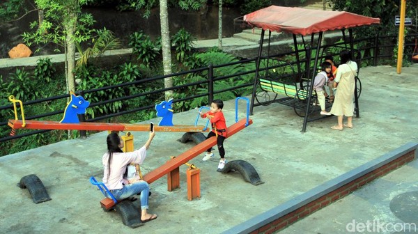 Di sini ada juga taman bermain khusus buat anak-anak. Traveler yang sudah berkeluarga pasti senang sekali main di tempat ini. (Wisma Putra/detikcom) Di sini ada juga taman bermain khusus buat anak-anak. Traveler yang sudah berkeluarga pasti senang sekali main di tempat ini. (Wisma Putra/detikcom)