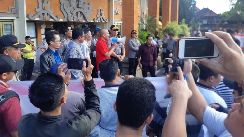 Protes Eksekusi Lelang Hotel di Kuta, Massa Demo di PN Denpasar Protes Eksekusi Lelang Hotel di Kuta, Massa Demo di PN Denpasar
