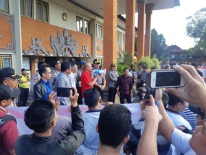 Protes Eksekusi Lelang Hotel di Kuta, Massa Demo di PN Denpasar