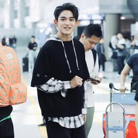 Debut sebagai personel boyband Korea Selatan, Lucas sebenarnya berasal dari Hong Kong. Ia pun tergabung dalam sub-unit WayV yang memfokuskan promosi di China. Foto: Weibo/Fansite