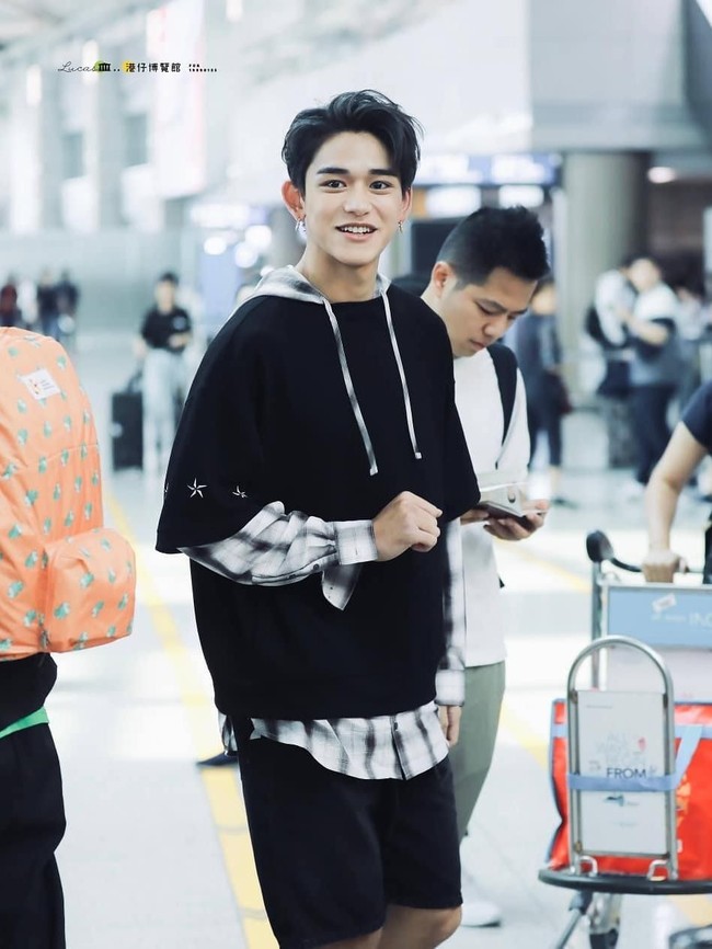 Debut sebagai personel boyband Korea Selatan, Lucas sebenarnya berasal dari Hong Kong. Ia pun tergabung dalam sub-unit WayV yang memfokuskan promosi di China. Foto: Weibo/Fansite