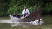 Warga beraktivitas menggunakan perahu menyusuri muara Sungai Tamiang di Pusung Kapal, Seruway, Aceh Tamiang, Aceh, Rabu (11/7/2019).