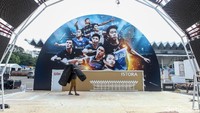 Kawasan Istora yang berada di Kompleks Gelora Bung Karno, Jakarta, nampak sibuk oleh petugas yang tengah mempersiapkan gelaran kejuaraan bulutangkis Indonesia Open 2019, Jumat (12/7/2019).