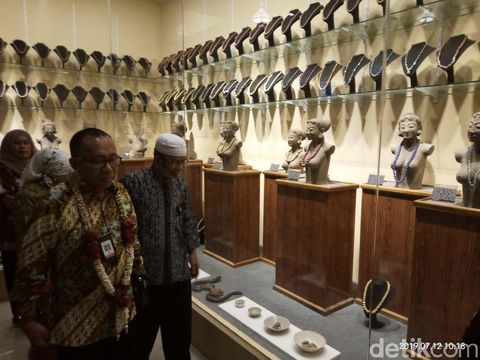 Koleksi di Museum Ganesya/