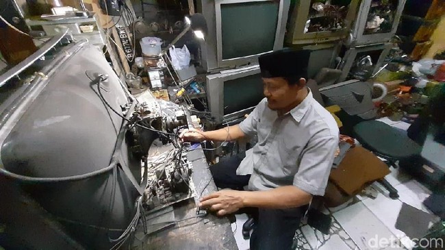 Bisnis Reparasi Tv Jadul Masih Eksis di Tengah Perkembangan Digital