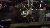 Oh iya, jangan lupakan wine alias anggur yang ada di sini. Tentu bisa menghangatkan malam night market kali ini, bukan? (Rahmayoga/detikcom)