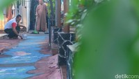 Konsep lukisan 3D di kampung tersebut menggambarkan tentang kehidupan biota laut. Ada gambar ikan, udang, bahkan ada juga putri duyung. Anak-anak kampung pun menjadi betah bermain.