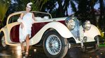Gadis Cantik dan Mobil Klasik