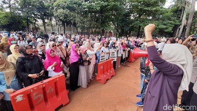 Potret Aksi Emak-emak Tolak Rekonsiliasi di Depan Rumah Prabowo