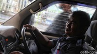 Senyum ramah akan selalu menyambut para penumpang angkot.