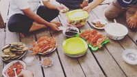 Nurdin tak ragu makan lesehan usai melaksanakan kegiatan penyerahan benih ikan. Ia disuguhi seafood segar seperti kepiting dan kerang. Nyamm nyamm! Foto: Instagram nurdin757