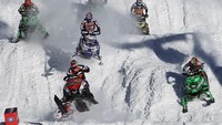 Kendaraan salju ini disebut Snowmobile, dijadikan olahraga ekstrem balapan menuruni gunung salju. Doug Pensinger/ Getty Images.