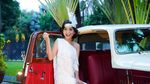 Gadis Cantik dan Mobil Klasik
