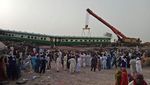 Begini Parahnya Tabrakan Kereta di Pakistan