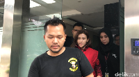 Usai ditahan, ini penampakan baru Rey Utami mengenakan rompi tahanan. Foto: Hanif/detikHOT