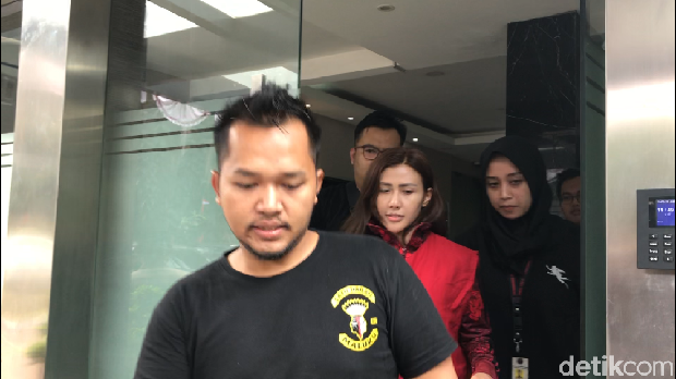 Rey Utami memakai rompi tahanan Polda Metro Jaya.
