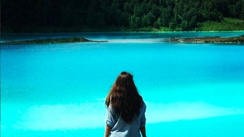 Padahal danau itu sebenarnya adalah lokasi pembuangan sampah kimia berbahaya. Yang melakukannya adalah perusahaan Siberian Generating Company dan mereka pun memberi peringatan pada para Instagrammer itu. Foto: Instagram