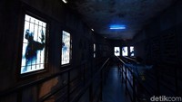 Lorong seram di Zombie Wars. Usai permainan kamu bisa lihat papan skor dan berapa perolehan poin kamu saat melawan zombie. Cocokan nomor pada senjata dengan papan nilai (Rengga Sancaya/detikcom)