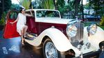 Gadis Cantik dan Mobil Klasik