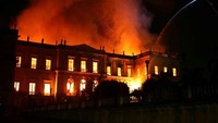 Proses pemadaman api yang membakar Museum Nasional bersejarah di Brazil pada tahun 2018 llau. Kebakaran ini menelan seluruh bangunan dan koleksi langka museum. (Reuters).