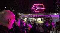 Tapi ini bukan Natal sungguhan, hanya selebrasi dengan salju dan musim dingin. Natal di Bulan Juli ditandai dengan adanya Winter Night Market. (Rahmayoga/detikcom)
