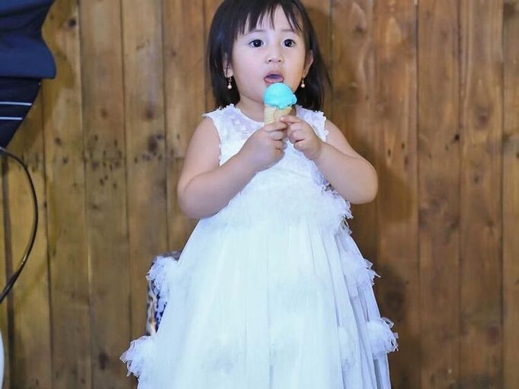 Cantik Kayak Princess, Begini Gaya Anak Nindy Kalau Lagi Ngemil