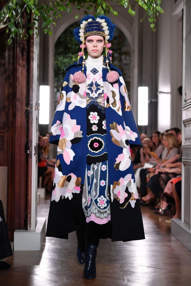 Fashion show baju unik Valentino di Paris Fashion Week. 03/07/2019. Prancis. Foto: Pascal Le Segretain/Getty Images