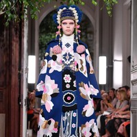 Fashion show baju unik Valentino di Paris Fashion Week. 03/07/2019. Prancis. Foto: Pascal Le Segretain/Getty Images