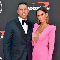 Netizen langsung bereaksi saat melihat gaya super seksi Jena Sims yang pernah menjadi Miss Georgia Teen USA 2007 itu. Menurut mereka penampilan seksi Jenna membuat prestasi Brooks Koepka di ESPY Awards terlupakan. Foto: Getty Images