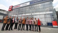 Nissan Retail Concept fokus kepada lima elemen utama: tablet merah Nissan yang  ikonik di pintu masuk showroom menciptakan identitas brand yang kuat; tanda Nissan Drive merah yang menarik dan secara intuitif mengarahkan pelanggan melalui pengalaman brand Nissan; berbagai daerah konsultasi yang melayani kebutuhan pelanggan yang beragam; Lounge premium yang nyaman untuk meningkatkan pengalaman pelanggan; dan area pengiriman eksklusif. Foto: dok. Nissan Datsun
