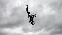 Motorcross ini adalah motor gunung yang menjadi olahraga ekstrem dengan cara mengendarai motor dengan kecepatan tinggi dan melompat terbang ke udara. Carl Court/ Getty Images.