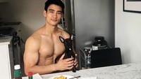 Makanan terpenting harian, tulis Alex di keterangan foto. Sepertinya ia sedang sarapan dengan menu telur, alpukat, dan roti. Eits, ditemani anjing imut juga. Foto: Instagram alexlandi7