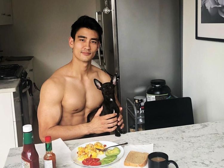 Kekar Berotot, Begini Gantengnya Alex Landi Saat Selfie di Dapur