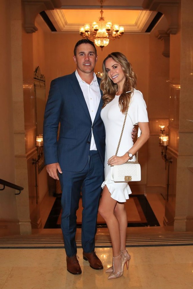 Pada 2018, pasangan Brooks Koepka dan Jena Sims juga jadi pemberitaan karena aksi sang pegolf yang menolak ciuman kekasihnya di ajang final Amerika Terbuka. Seperti dikutip dari Express, Brooks baru mau mencium sang kekasih setelah dia memenangkan PGA Championship. Dan benar saja, pegolf itu sukses menjadi nomer satu dunia. Foto: Getty Images