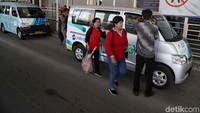 Angkot ber-AC ini berbeda dengan angkot pada umumnya. Kaca dan pintu angkot selalu tertutup rapat.