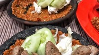 Yang ini namanya bakso penyet. Bakso yang digoreng garing ini disajikan dengan sambal super pedas. Bakso ini tak kalah enak dengan ayam penyet lho. Foto : instagram @venijulianti
