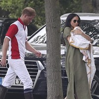 Meghan Markle bergaya simpel dengan gaun berwarna olive. Sepasang kaca mata hitam melengkapi penampilannya. Ia tampak menggendong sang buah hati yang terbungkus selimut. Foto: Andrew Matthews/PA via AP