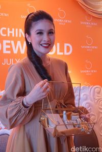 Bawaan Hamil Kedua, Sandra Dewi Rilis Koleksi Perhiasan Emas