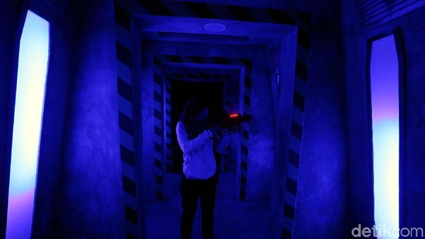 Kalau kamu merasa lorong antreannya sudah seram. Itu belum ada apa-apanya dengan yang di dalam permainan. (Rengga Sancaya/detikcom) Kalau kamu merasa lorong antreannya sudah seram. Itu belum ada apa-apanya dengan yang di dalam permainan. (Rengga Sancaya/detikcom)