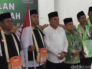 Gubernur Sumut Lepas Calon Jemaah Haji Kloter 1 Embarkasi Medan
