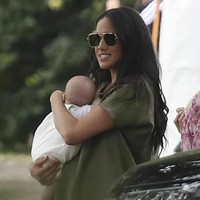 Netizen mengritik cara Meghan Markle menggendong Archie yang dinilai cukup mengkhawatirkan. Banyak dari mereka khawatir anak pertama pasangan Duke dan Duchess of Sussex itu akan jatuh jika ia digendong seperti itu. Foto: Andrew Matthews/PA via AP