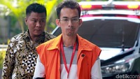 Dalam kasus ini, KPK menetapkan tiga orang sebagai tersangka. Tiga orang yang dimaksud adalah Kurniadie selaku Kakanim Imigrasi Mataram, Kepala Seksi Intelijen dan Penindakan Kanim Mataram Yusriansyah Fazrin, serta Direktur PT Wisata Bahagia (WB) Liliana Hidayat.