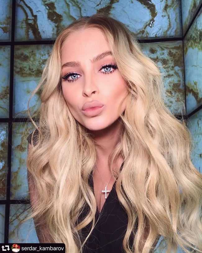 Alena Shiskova mengungkapkan kepada enam juta lebih pengikutnya di Instagram tentang beberapa perubahan kecil dalam penampilannya. Ia pun mengejutkan penggemarnya dengan senyum baru. Foto: Instagram