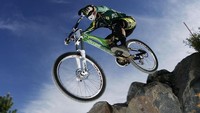 Sepeda gunung yang disebut Downhill menjadi olahraga menuruni turunan curam menggunakan sepeda dengan kecepatan tinggi. Stefan Postles/ Getty Images.