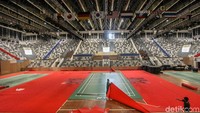 Tak hanya bagian luar, di bagian dalam Istora sejumlah petugas juga nampak sibuk jelang kejuaraan bulutangkis Indonesia Open 2019.