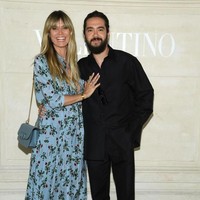 Siapa Tom Kaulitz? Pria tampan yang wajahnya dipenuhi brewok ini diketahui berprofesi sebagai gitaris band asal Jerman, Tokio Hotel. Sebelum menikah dengan Heidi, dia pernah menjalani pernikahan dengan wanita bernama Ria Sommerfield. Mereka bercerai pada 2016. Foto: Getty Images